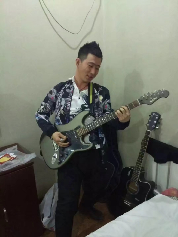小吉他的第一张照片--曲靖相亲服务中心