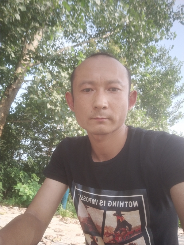 80大叔的第一张照片--曲靖相亲服务中心