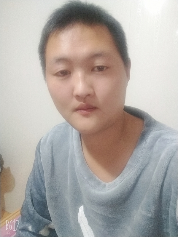 烟圈里透着伤的第二张照片--曲靖相亲服务中心