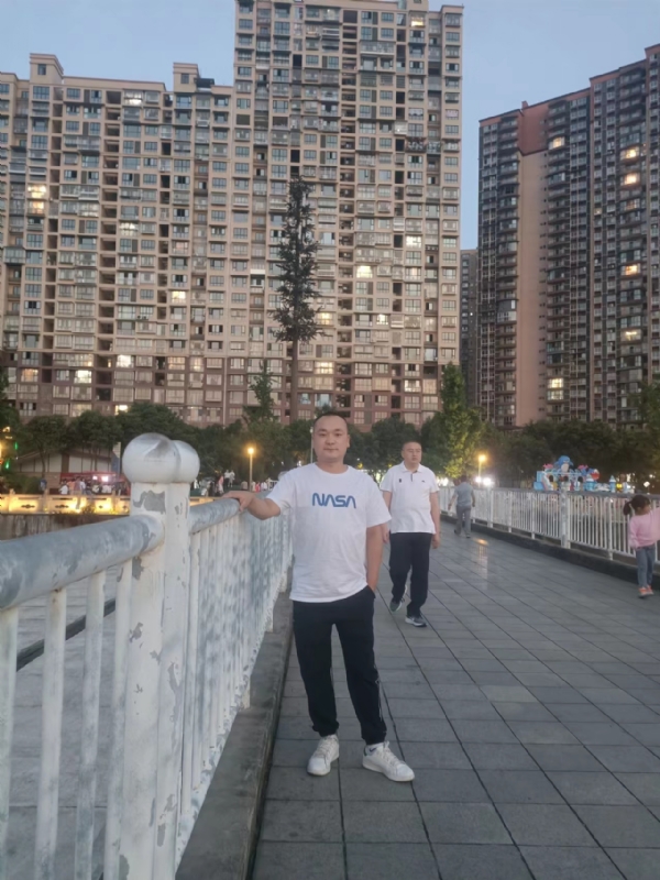 寂寞的男人的第一张照片--曲靖相亲服务中心