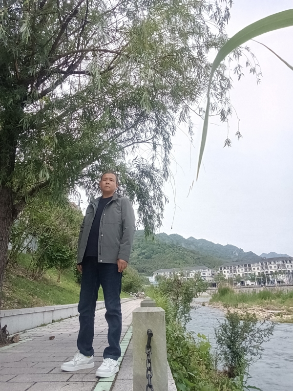 飞雪飘零的第一张照片--曲靖相亲服务中心