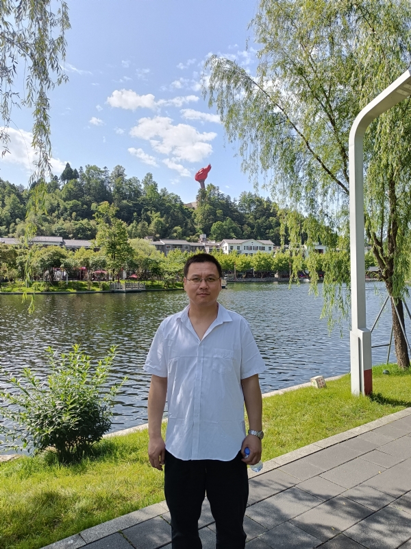 风雨相伴的第一张照片--曲靖相亲服务中心