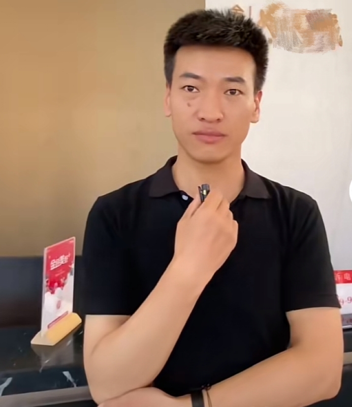一杯梁白开的第一张照片--曲靖相亲服务中心